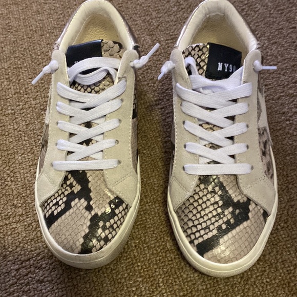 Steve Madden adorable sneakers - Picture 2 of 3